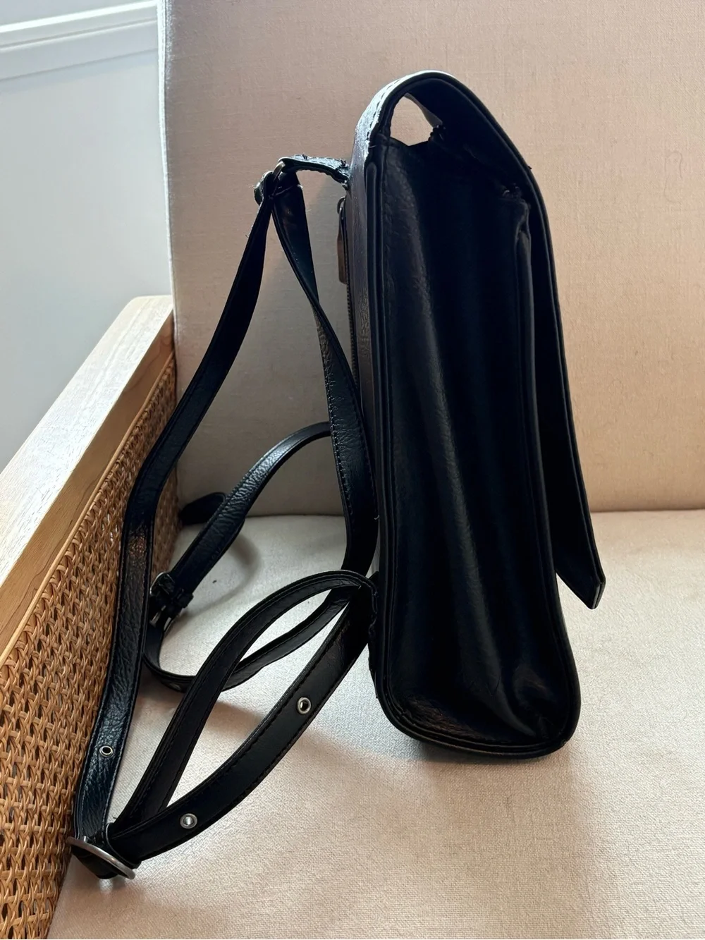 Matt & Nat Black Crossbody Bag - Sleeku Modern Design - Picture 4 of 9